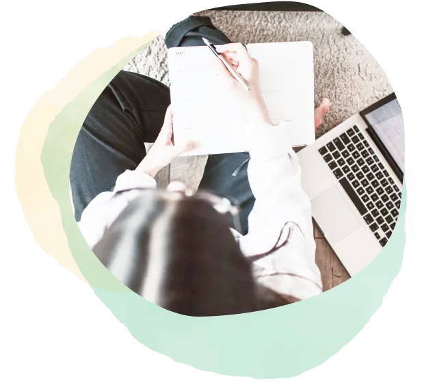 ブログ記事を作成するカジェールスタッフのイメージ